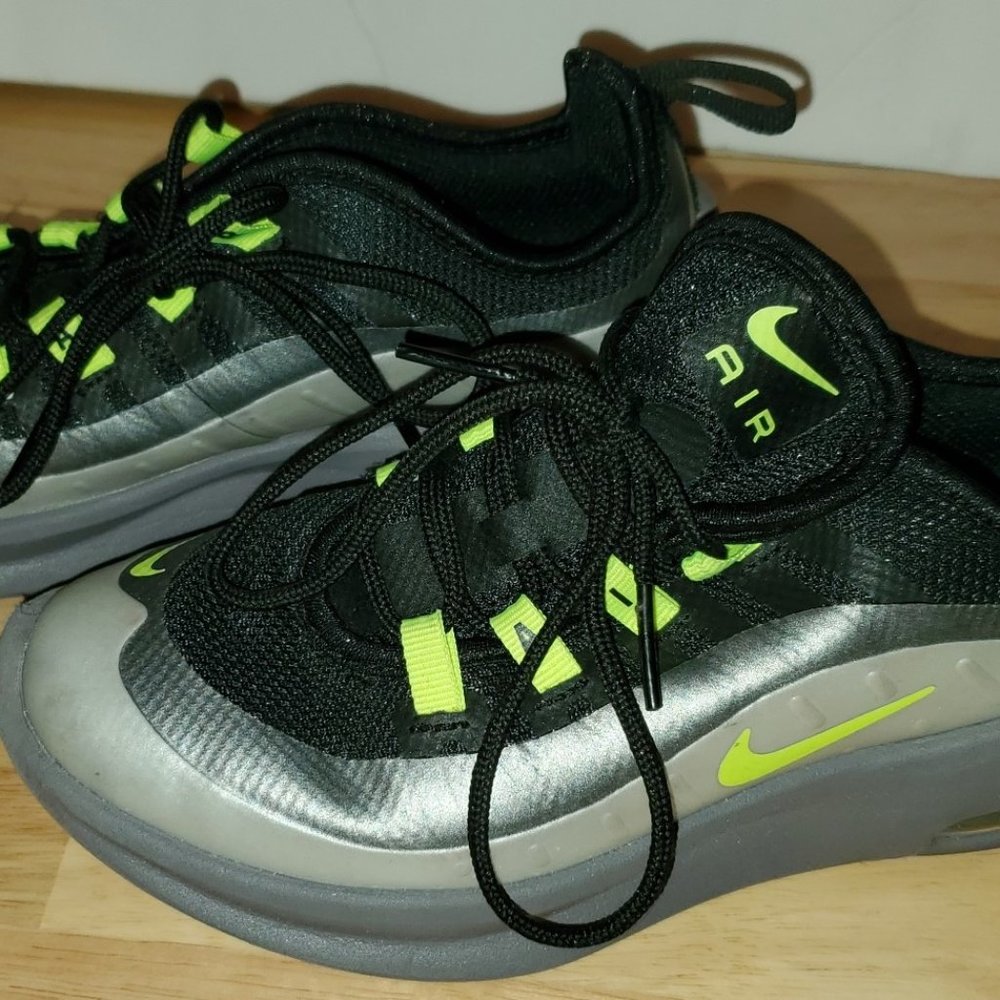 Nike Air Max Axis GS; Black/Volt/Grey; Kids sz. 1Y (AH6223-012)